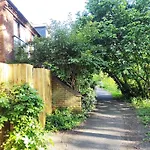 The Swans - Two-Bedroom City Centre House With Parking