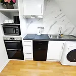 The Swans - Two-Bedroom City Centre House With Parking