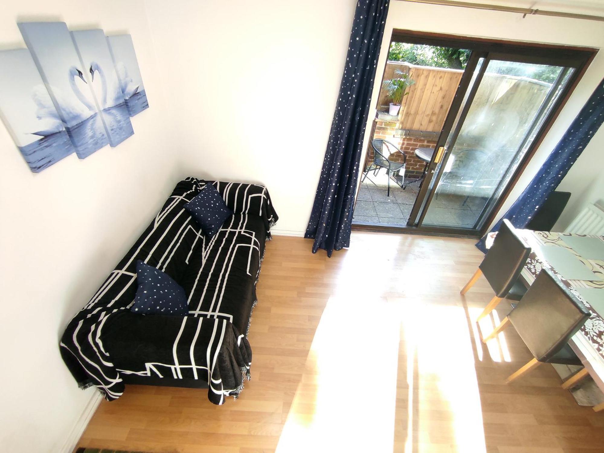 The Swans - Two-bedroom Centre House With Parking Appartamento