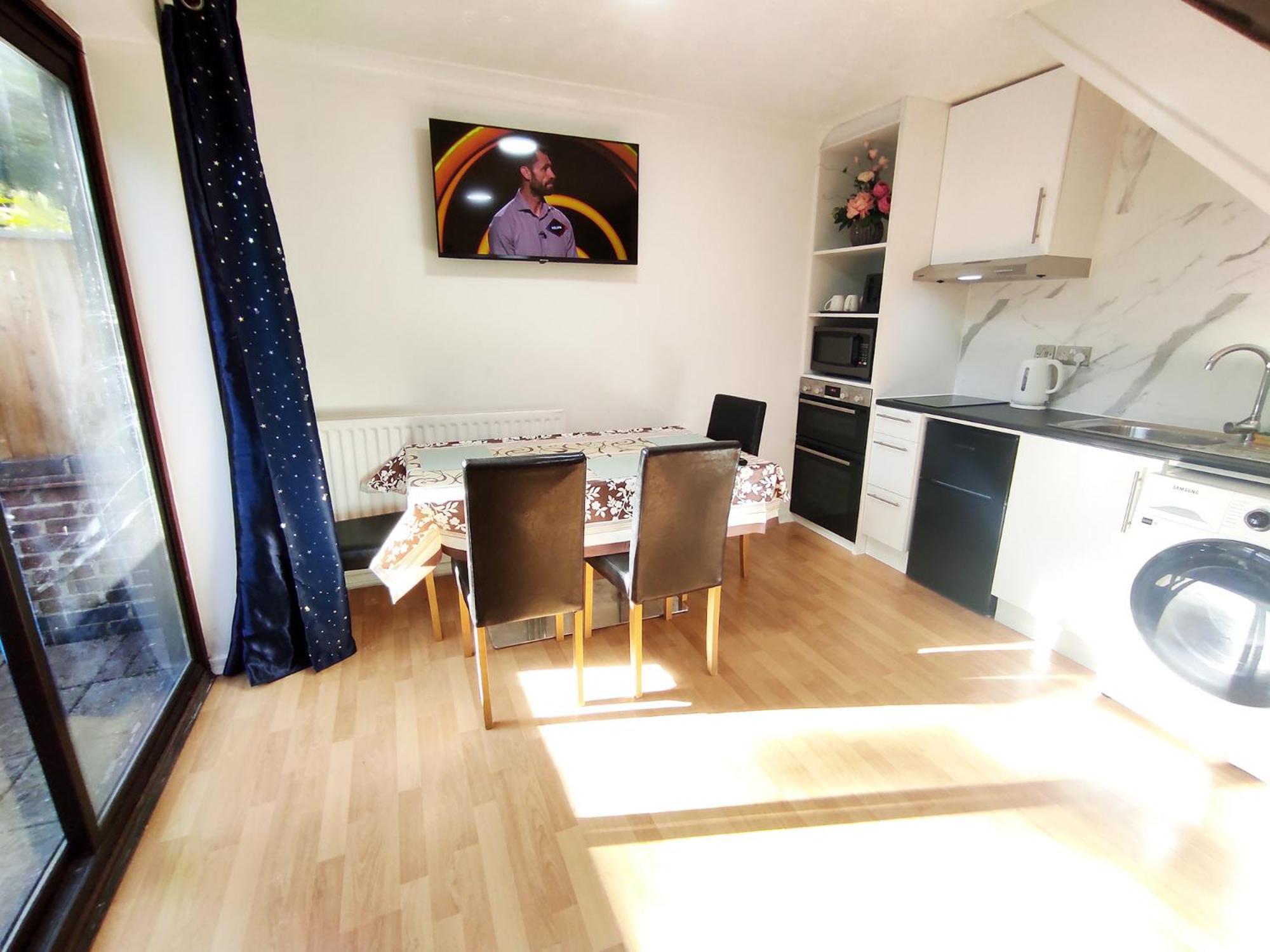 Appartamento The Swans - Two-bedroom Centre House With Parking *